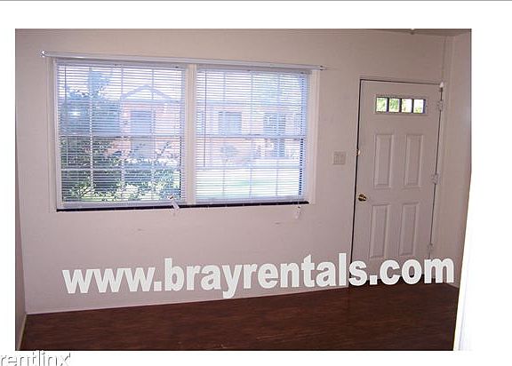 923 N 12th St #22 livingrroom watermarked
