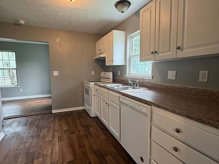 1134 N Brown Ave — Photo 2