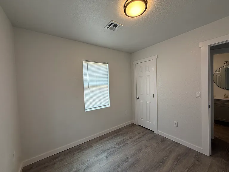 1324 E Oakhurst St — Photo 11