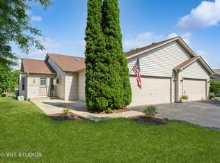 27 S Walnut Dr, North Aurora, IL 60542