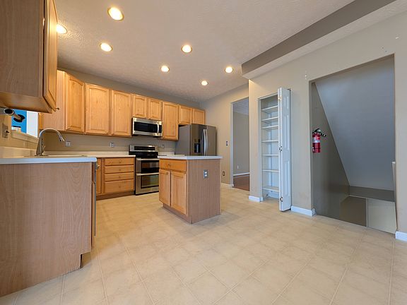 3rd image of 3554 Queen Victoria Ct
