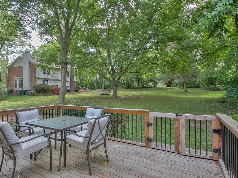 3321 Lealand Ln — Photo 35