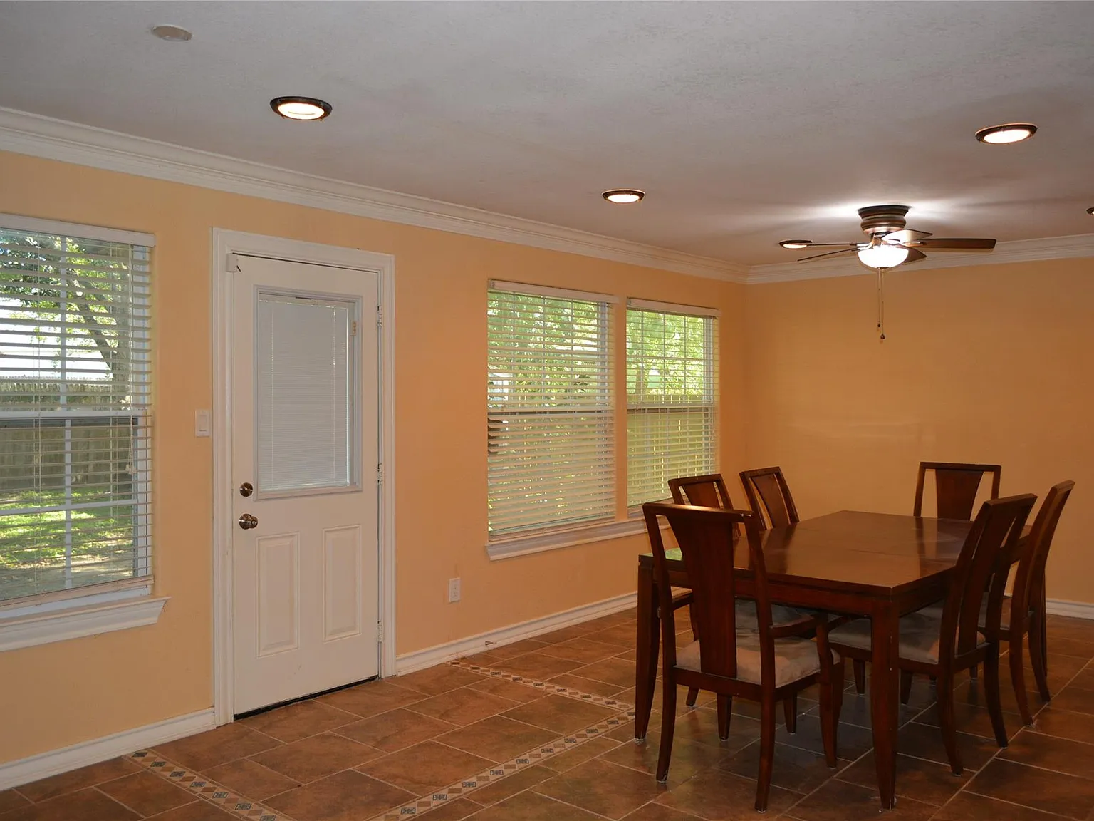 4 bed, 2.5 bath, 1890 sqft, $2,350 — Photo 3