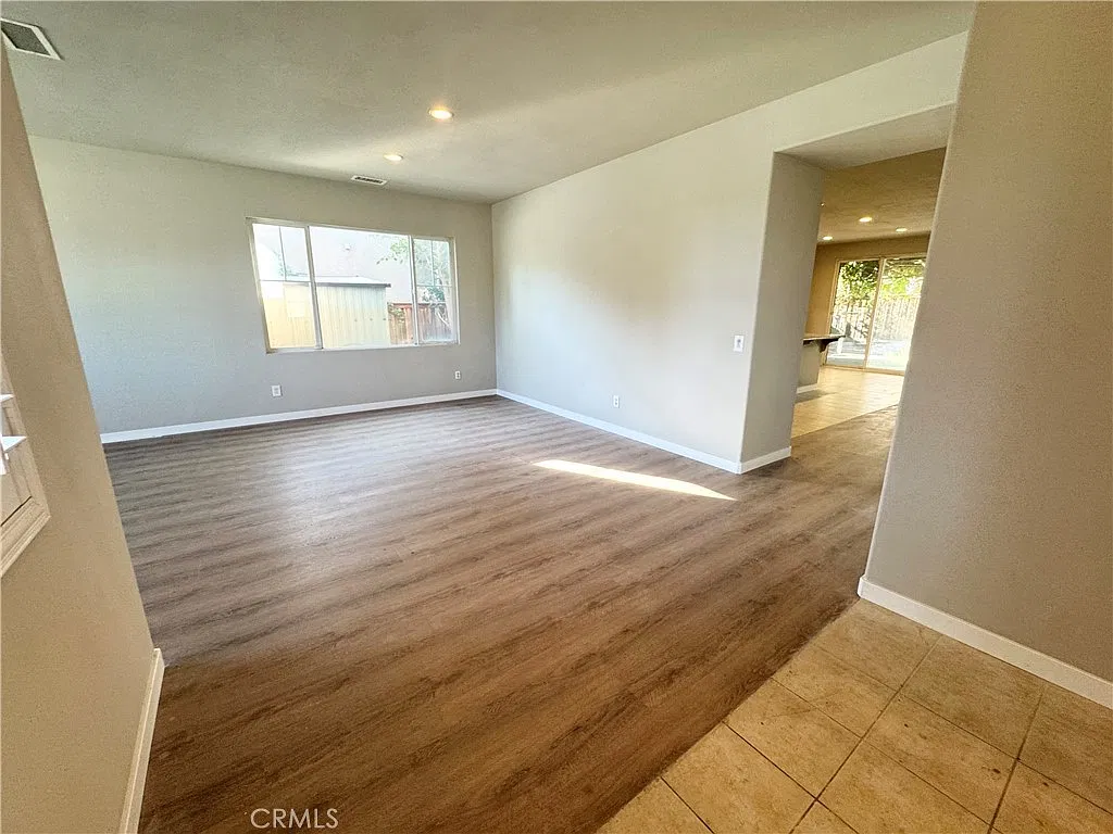 4 bed, 3286 sqft, $3,500 — Photo 2
