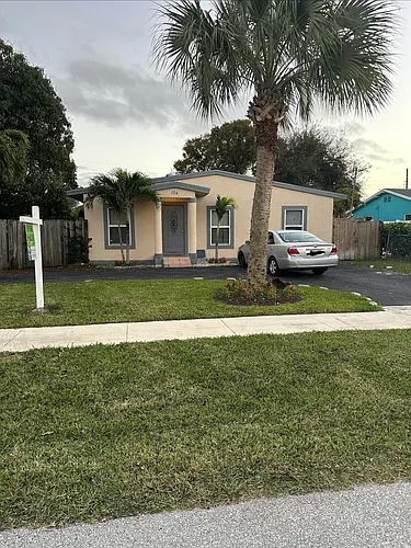 124 SW 10th Ave Photo 1