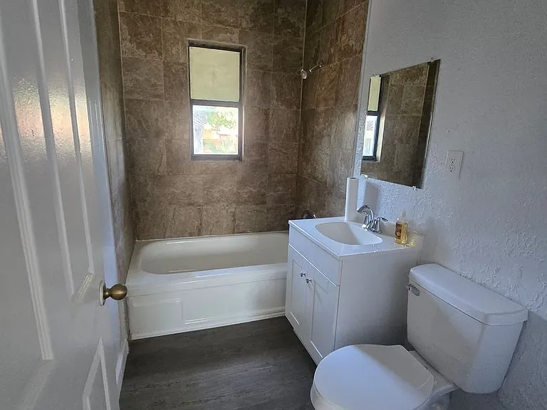 706 E Madison St — Photo 9