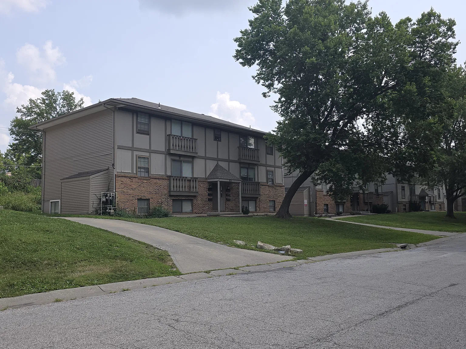 2 bed, 900 sqft, $975 — Photo 2