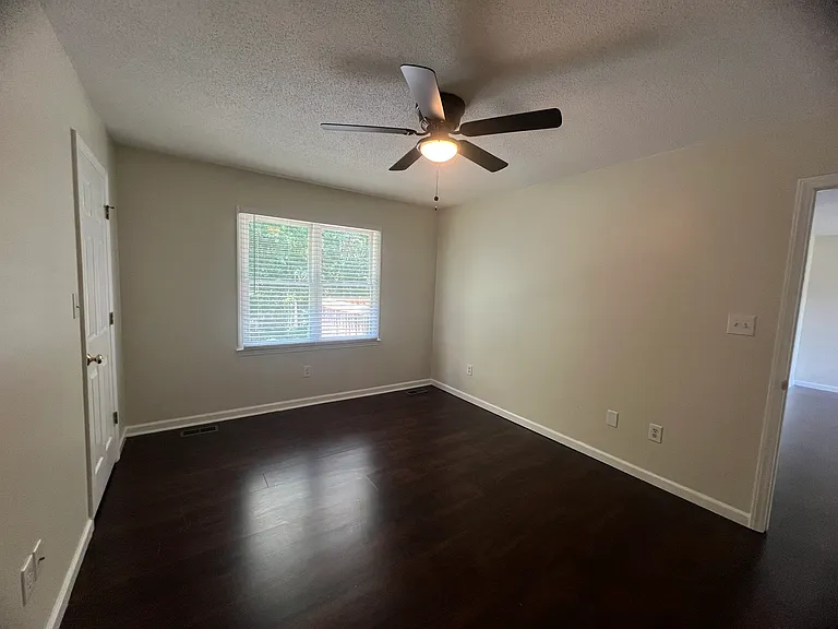 500 Chinaberry Ln — Photo 5