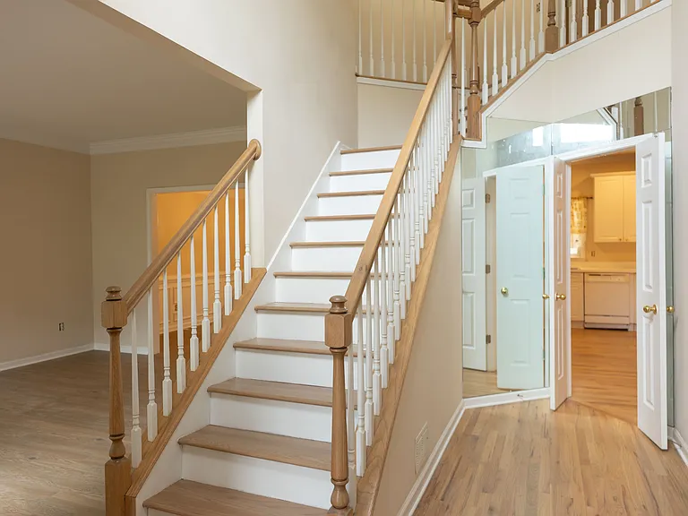 1649 Crittenden Ln — Photo 3