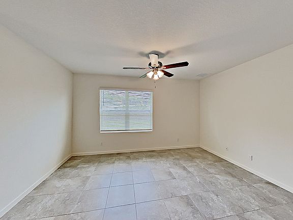 4th image of 925 SE Browning Ave