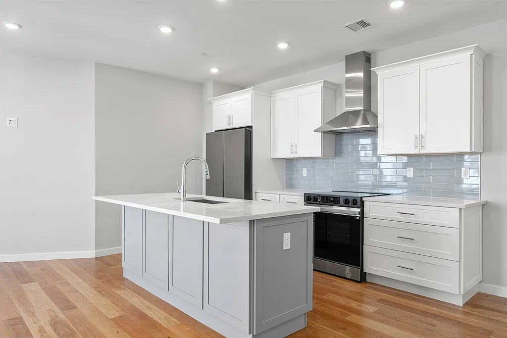 Building Photo - 267 Old Colony Ave #301