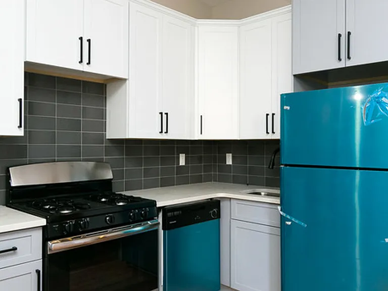 566 Maple St #2F — Photo 6