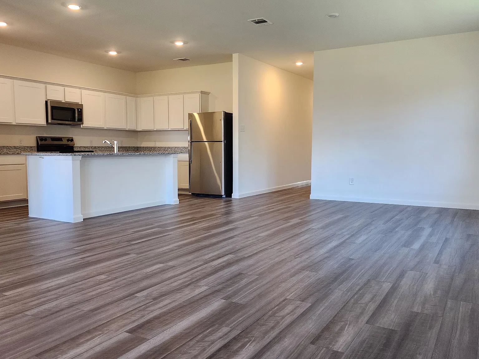 4 bed, 1912 sqft, $2,450 — Photo 2