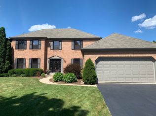 805 White Pine Dr, Cary, IL 60013