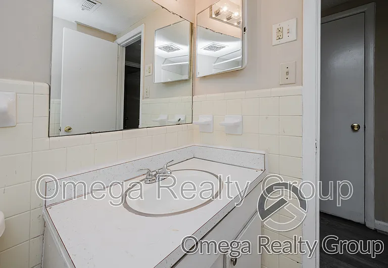 South Court Apartments — Photo 30