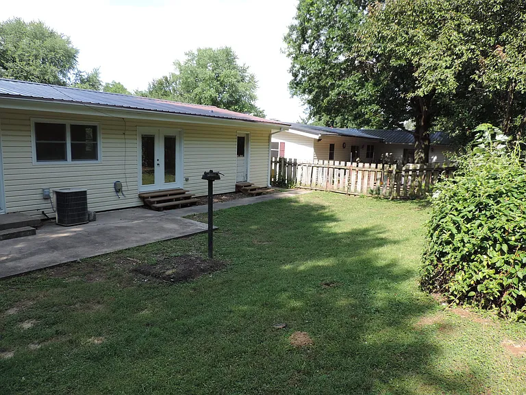 804 E Clark St — Photo 18