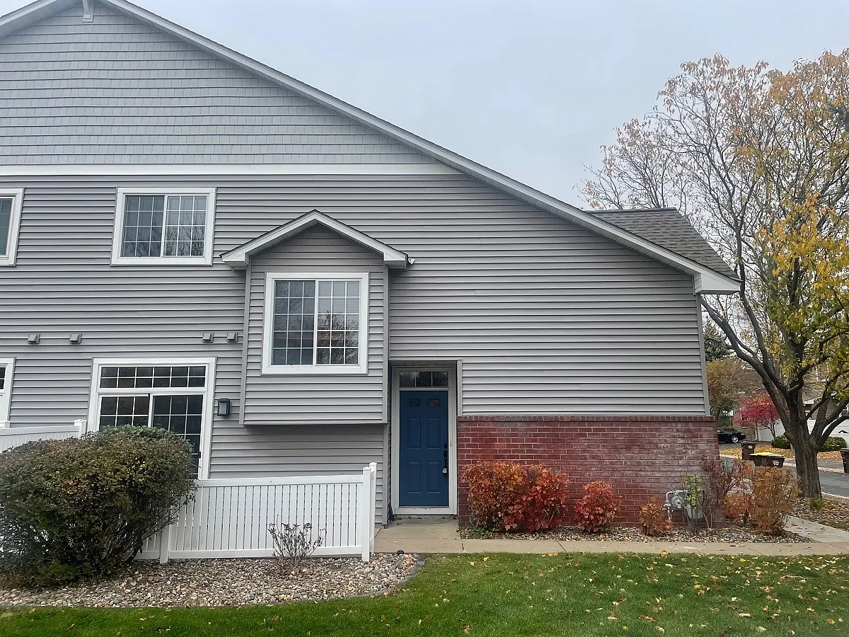 2 bed, 1.5 bath, 1390 sqft, $2,095 — Photo 2