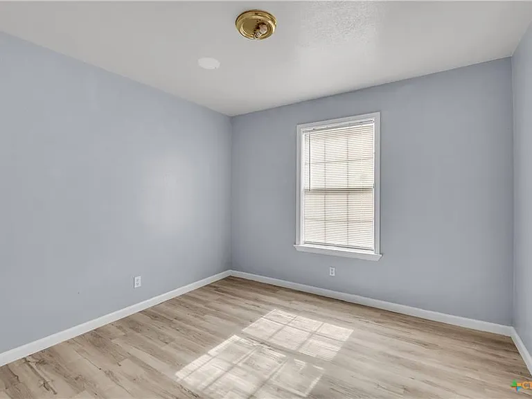 Is connected via jack and jill doors to the bathroom.