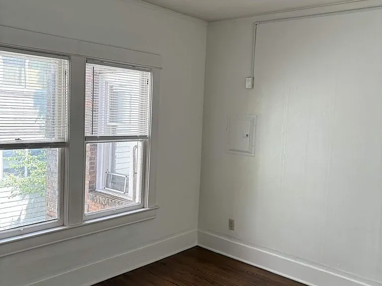 220 Belmont Ave E — Photo 22