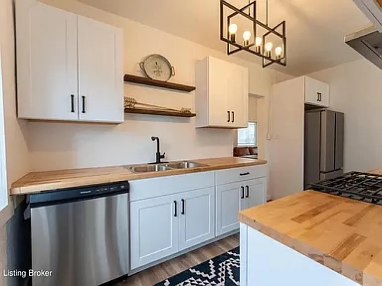 2145 Gladstone Ave — Photo 16