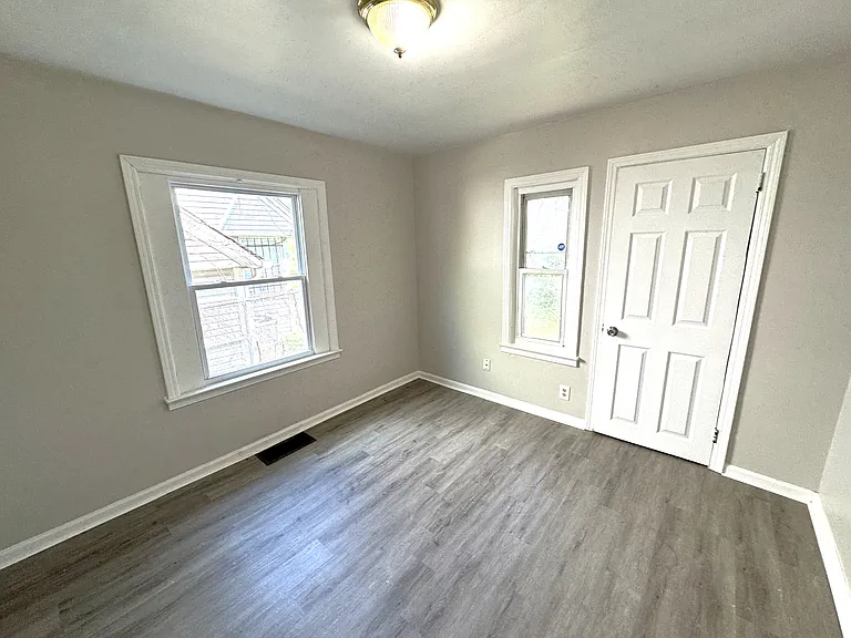 3905 Millersville Dr — Photo 9