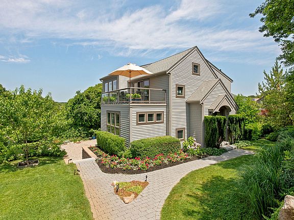 3rd image of 20 Bayberry Avenue