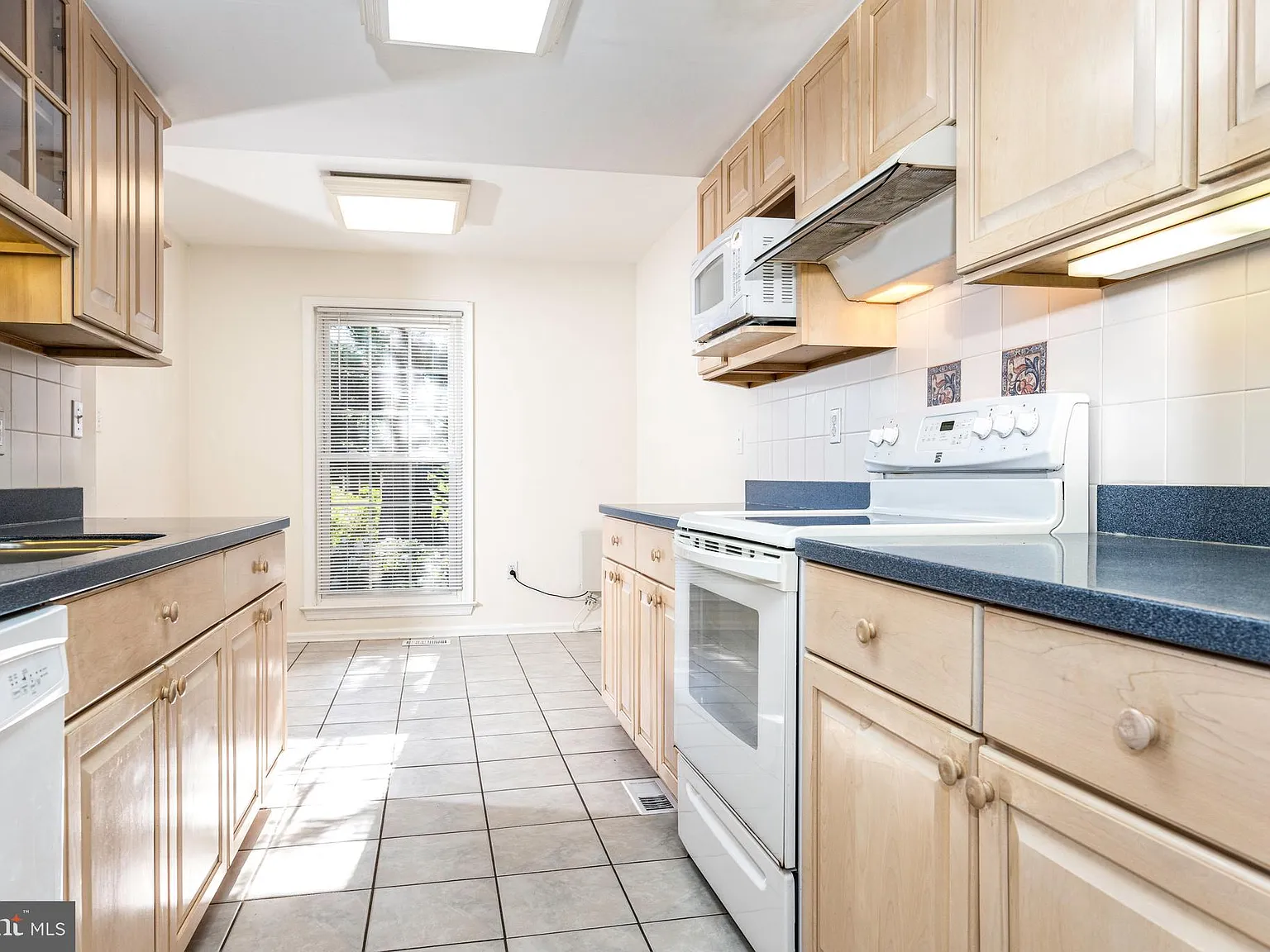 3 bed, 2.5 bath, 1880 sqft, $3,450 — Photo 4