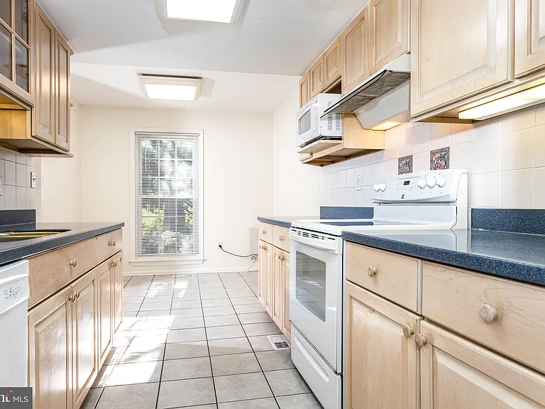 6705 Surreywood Ln — Photo 4