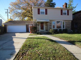 1581 Newcastle Rd, Grosse Pointe Woods, MI 48236