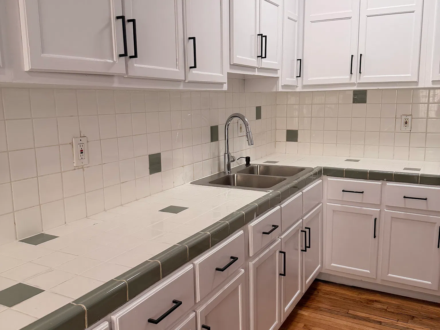 1422 N Kingsley Dr — Photo 3