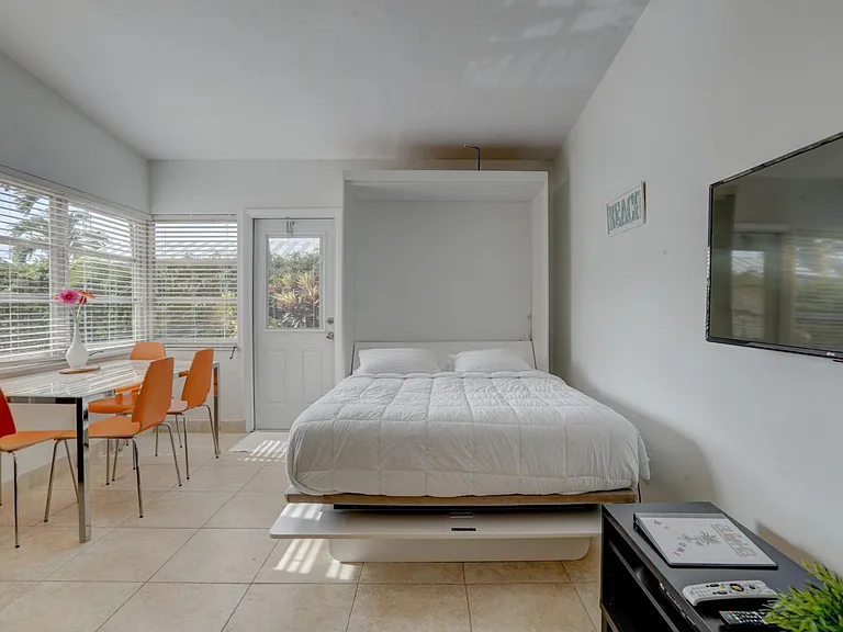 605 N Riverside Dr #2 — Photo 3