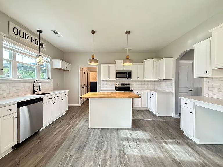 303 Breezeway Dr — Photo 12