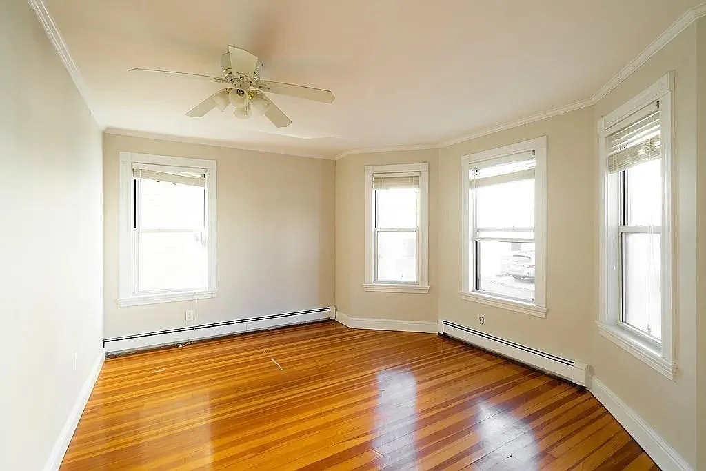 5 bed, 1500 sqft, $4,700 — Photo 2