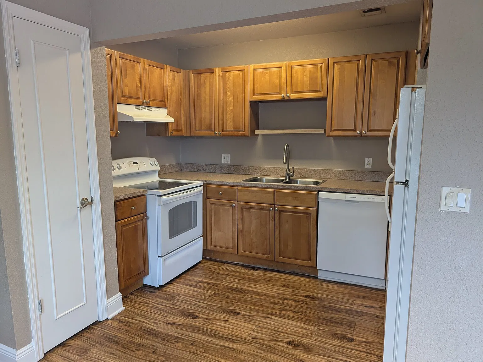 2 bed, 924 sqft, $1,600 — Photo 3