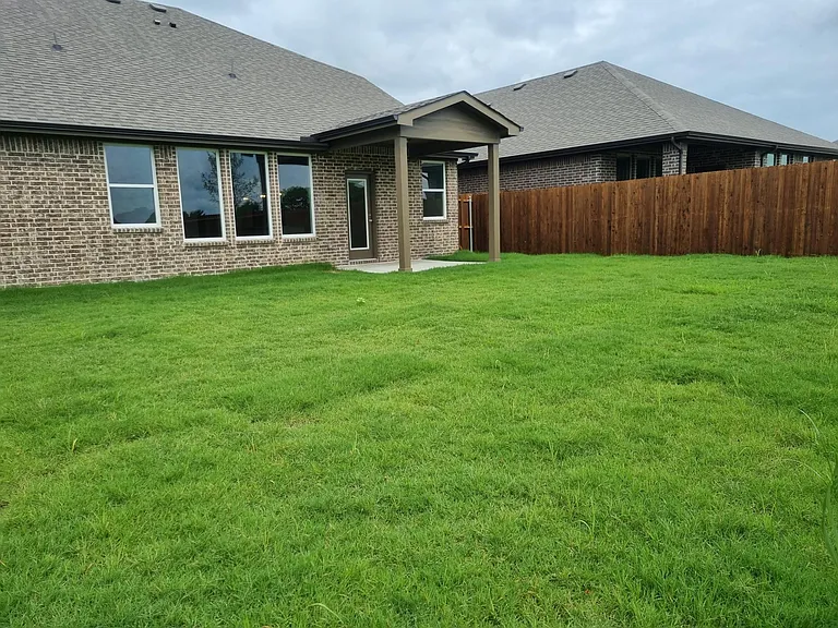 1905 Plymouth Dr — Photo 2