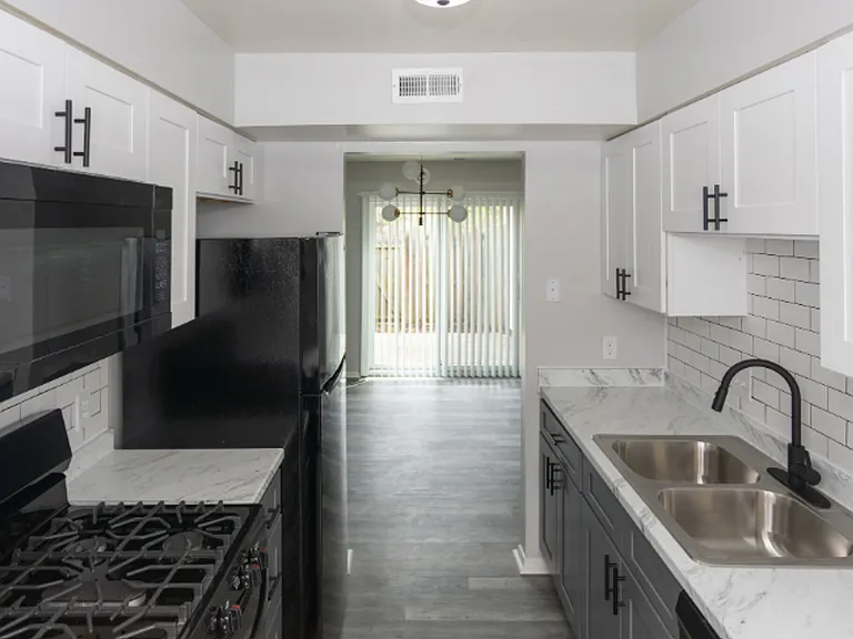 Coventry Court West Apartments — Photo 136