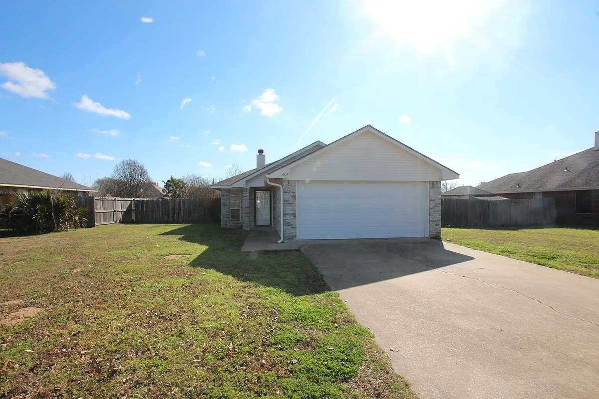 Building Photo - 204 Willow Rd