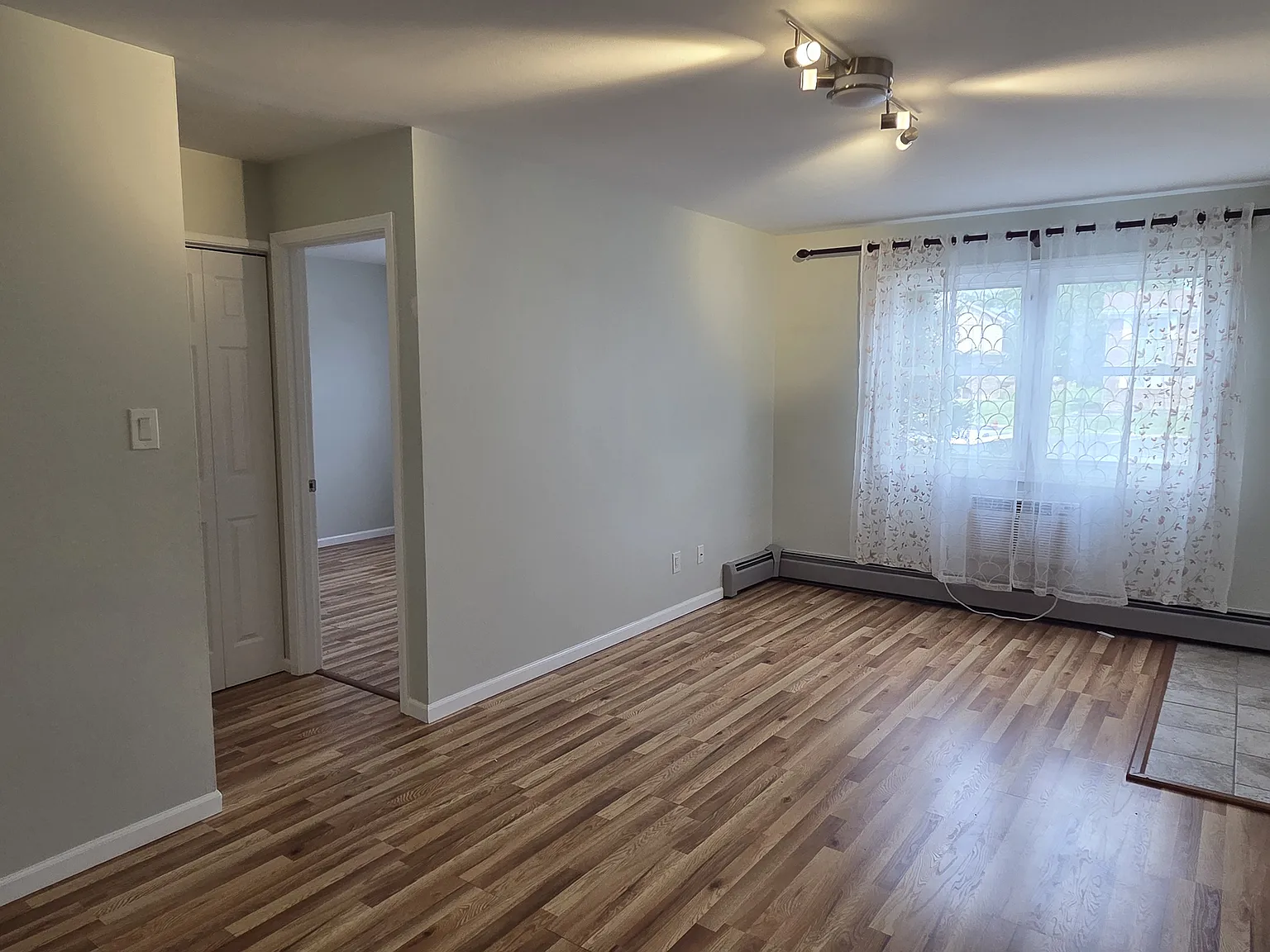 2 bed, 850 sqft, $1,350 — Photo 2