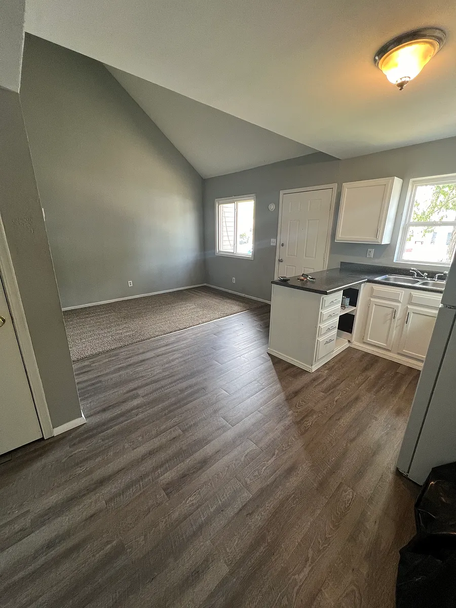Building Photo - 810 Pond St #810