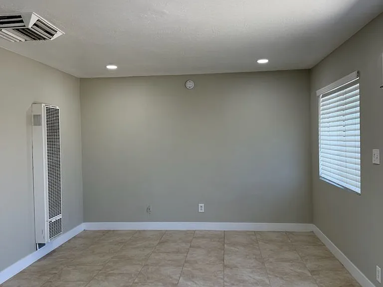512 W Atkins Ave — Photo 2
