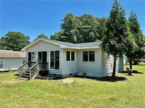 135 Shore Dr, Hartfield, VA 23071
