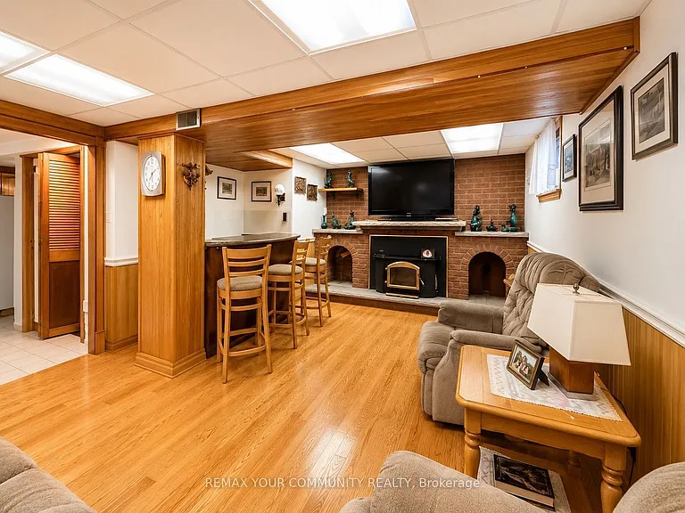 47 Cayuga Ave — Photo 2