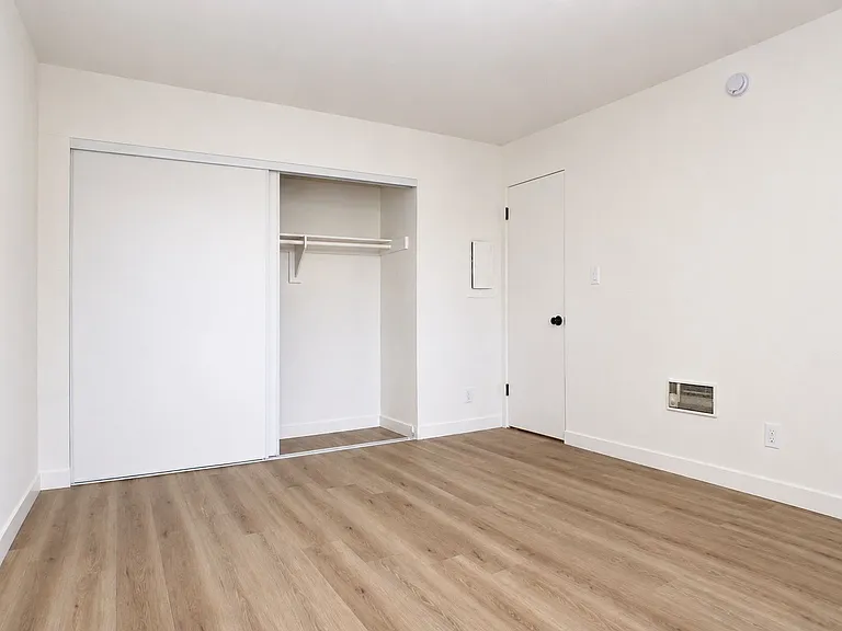 Topanga Apartments — Photo 9