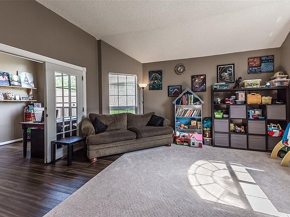 4th image of 903 Bluffview Dr