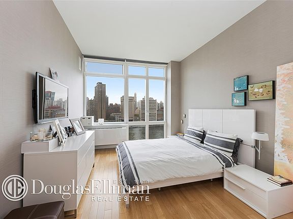 3rd image of 415 Main St #Penthouse 1