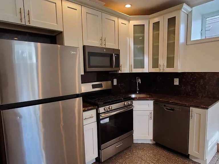 377 Danforth Ave #9E — Photo 1