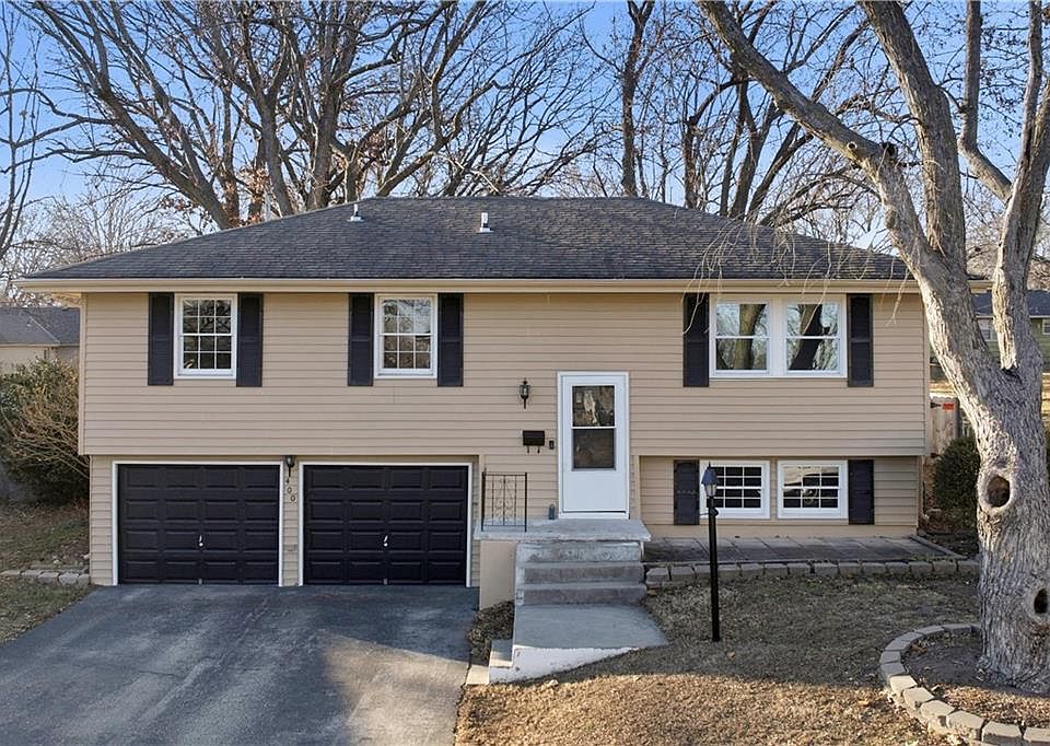1st image of 400 NE Sharon Dr