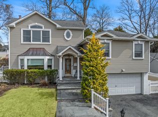 5 Tulip Ln, Port Washington, NY 11050
