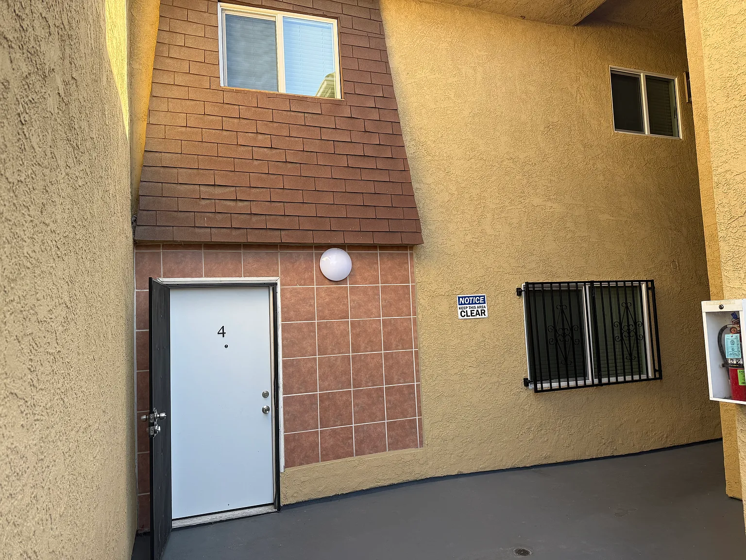 2 bed, 1.5 bath, 800 sqft, $2,500 — Photo 2