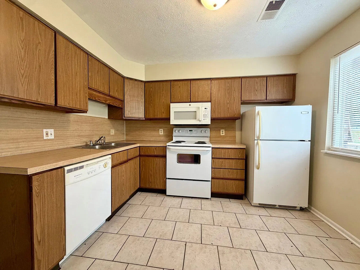 2 bed, 1.0 bath, 850 sqft, $1,500 — Photo 2